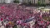 秘鲁球迷占领俄罗斯 敲锣打鼓high翻天搞游行