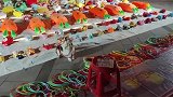 柯基夜市摆摊，引得路人纷纷出手