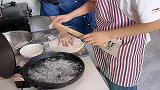 帅哥擀饼还不忘看手机，可把媳妇坑惨了，下一幕憋住别笑！