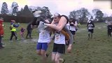 英国举办扛老婆跑步比赛 壮汉过重重关卡扛着妻子狂奔