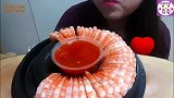 韩国妹子吃虾尾配辣酱！不用剥壳直接吃！真爽！