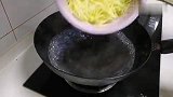 厨师长教你做正宗的酸辣土豆丝，酸脆爽口有秘诀，只需这几个技巧