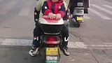 小学生路口偶遇老师，拼了命也要掉个头