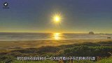 大妈带孙子在后院玩耍，突然发现天空中不对劲，手机拍下整个过程