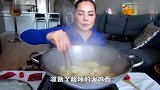 外国大姐极限挑战吃超辣火鸡面，还没吃完，就被辣哭了