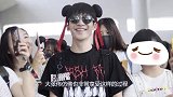 大张伟现身机场，被粉丝强行“戴哪吒头箍”，画面太搞笑