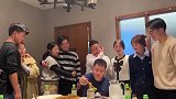 单身狗参加好友聚会，被好友撒狗粮