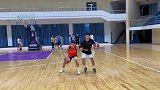 两人挽手对抗运球，主动发力对抗，同时提高对抗中控球能力