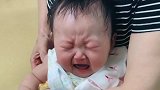 奶奶带小宝宝去打针，没想到宝宝居然是这样的表现，好搞笑！