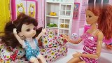玩具故事：理发师小姨帮助小芭比剪头发