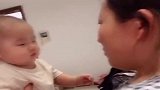 宝宝不听话，被妈妈教训，委屈巴巴表情太逗了！