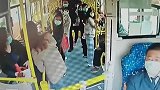 女孩低血糖晕倒在公交车上，乘客温情施救，化险为夷！