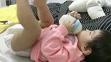 小宝宝躺在床上喝奶，看这开心的样子就像中奖了，简直太可爱了