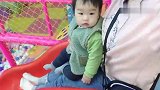 宝贝第一次来游乐园,看到什么都想去玩,小表情太萌了！