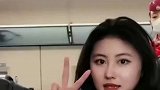 超萌乘务员女子高铁上自怕，两人太可爱
