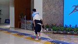 奔跑吧：蔡徐坤跳到郑恺背上耍赖，这表情，全场笑喷