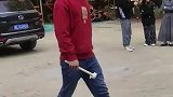 游客玩蒙眼击锣游戏