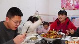 女儿放假回家，妈妈做了干锅鸭爪吃，香气四溢，一家人真开心！