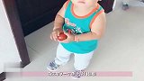 以为弟弟敲门给姐姐送李子，不料接下来萌宝的举动，妈妈都笑疯了