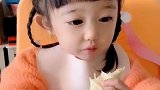 小萝莉吃东西太可爱啦，还吃的这么香真馋人