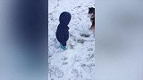 宝宝在雪地上滑雪，一路想哭又想笑，太可爱了！
