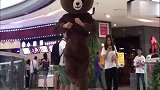 网红熊在商场尬舞，跳起来还挺好看的，真有才