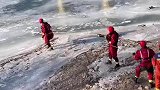 大爷冰上行走落水消防员破冰救援被冻到起不来