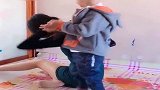 小家伙帮妈妈拉拉链，真懂事！