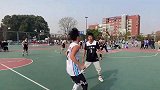 这招跟成龙学的吧，此时无球胜有球