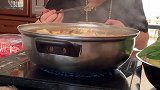 东北大哥吃火锅，自己一个人吃这么多肉，真不愧是家里有矿的人！
