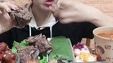清炖的大排骨，小姐姐抓着就开吃，原汁原味吃起来才过瘾
