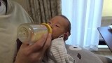 出生第8天的小宝宝，第一次用奶瓶吃母乳，这模样可爱极了