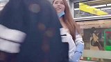 以为妹子抱着孩子不容易，就赶紧把座位让给她，哪料上当受骗了