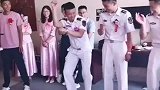参加好朋友婚礼，没想到伴郎兵哥哥还会这才艺，伴娘都看笑了