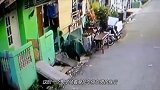 男孩正在家门口玩，突然来到男孩身后，监控拍下丢人画面