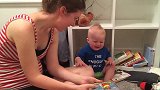 每当妈妈念完故事书合上书本，小baby就会瞬间奔溃暴走