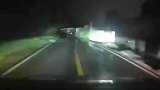 视频车夜晚高速行驶，过弯反应不及冲出马路