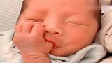 刚睡醒的小家伙太逗了，下一秒宝宝对自己够狠反应，被萌化了