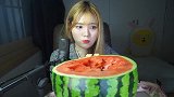 小姐姐吃甜蜜多汁的大西瓜，用勺子挖着吃简直太爽了