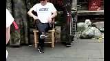 四川成都锦里老街，铜人合拍。