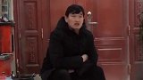 大衣哥家里的桌子上，摆零食全都是高档货，网友吐槽看着就想吃