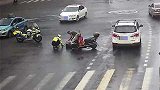 安徽马鞍山：男子闯红灯摔倒，交警一个举动令其羞愧