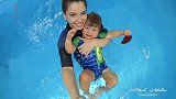 专业教练和两岁的宝宝游泳，小宝宝在水里还在笑呢
