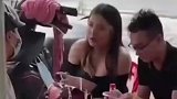 丈夫在外私会陌生女子，妻子一气之下把他头发给推了