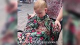 妈妈带小宝宝去剃头发，这委屈的小表情，理发师差点都下不去手