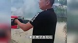 用魔法打败魔法？鱼塘里有人野泳，男子点燃烟花对着几人炸去