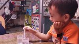 小宝宝发现妈妈在看着自己，突然变得不好意思了，小表情好逗啊！