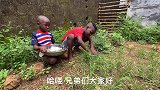 教非洲孩子做韭菜盒子，第一次吃超喜欢