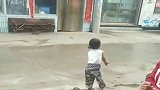 女儿在奶奶家呆了一个月后，回来天天跳广场舞，看这气势，有范了！