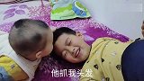 7个月宝宝要在家里称霸，对着哥哥又打又咬，这小模样太气人了